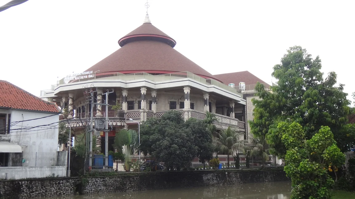 Vihara Maitreya, Soputan Bali